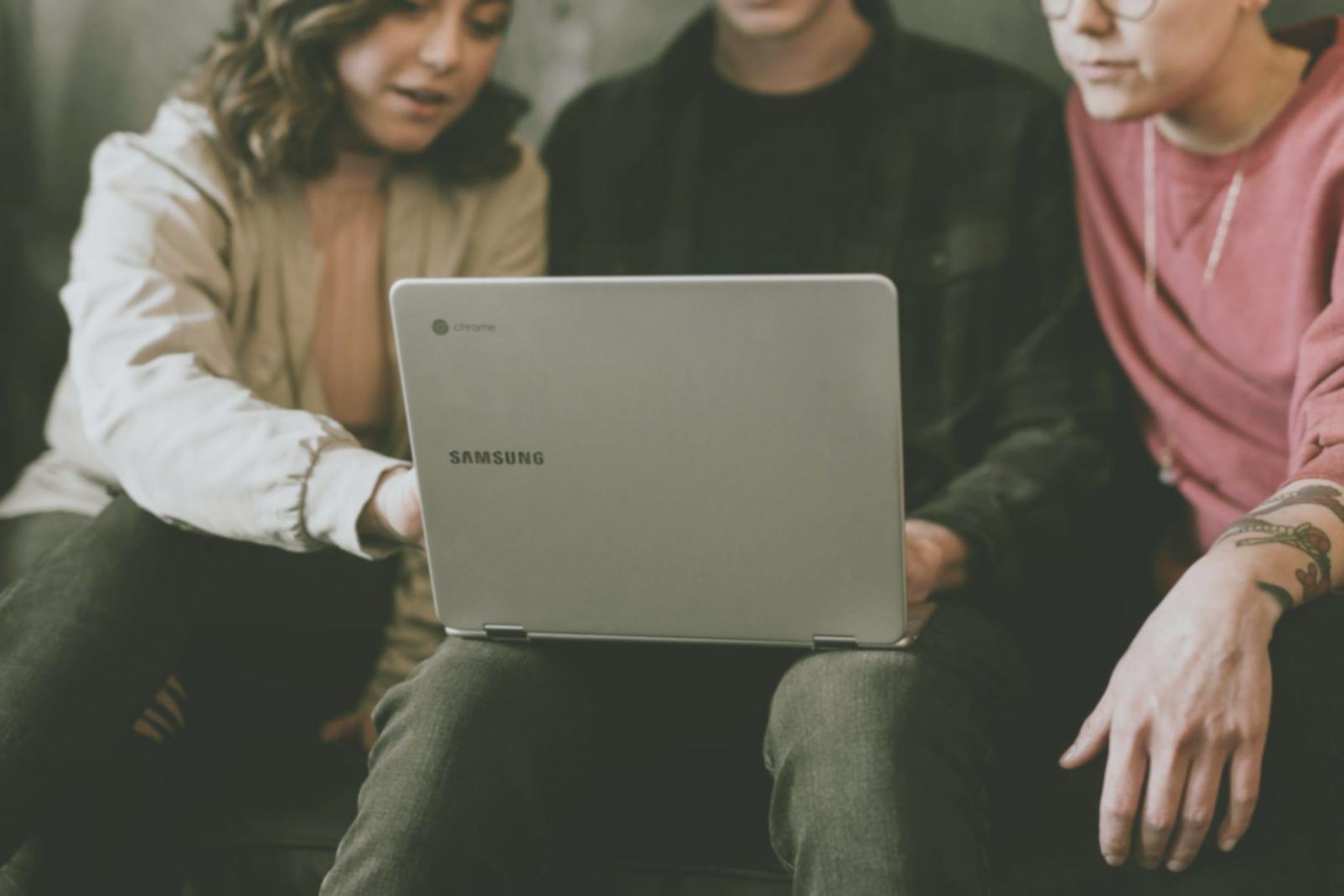 Professionelles Trading-Setup mit mehreren Monitoren
